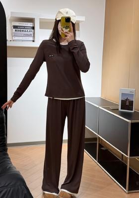 一店d silky miracle真丝莫代尔𝐧𝐮𝐝𝐞系列家居服 奚梦瑶同款
这个系列强烈推荐呐！！！它是在nude经典版型基础上增添了撞色真丝底摆和针织领口拼接，舒适又很有层次感