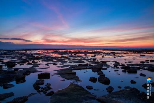 <广西涠洲岛3天动车深度游>出海观鲸、鳄鱼山火山公园、石螺口 海滩、盛塘天主教堂、梦幻五彩滩、滴水丹屏日落、浪漫蓝湾、贝壳沙 滩、海上蓝桥 商品图3