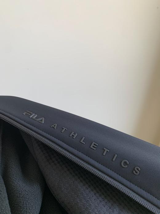 点此购买 斐乐春秋季男士运动休闲连帽开衫外套 bk 340763 商品图8