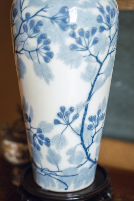 独角鹿西洋古董1903-1904年代新艺术时期法国御窑塞弗尔签名出品手绘自然花枝主题白地蓝釉瓷瓶 商品图6