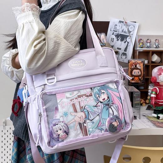 【送扎板❗️学院风百搭大容量包包】四种背法，升级防泼水面料，简约邮差包女透明吧唧单肩包斜挎娃包痛包书包读书学生开学季 商品图0