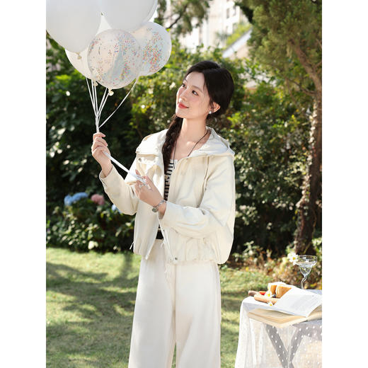 鹿向南「晴日漫叙」杏色连帽短款外套女春季新款独特休闲百搭上衣 商品图3