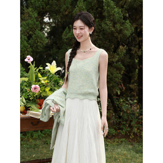 鹿向南「绿森花间」豆绿色针织吊带背心女春新款别致叠穿打底上衣 商品图1