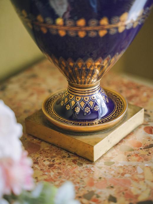 独角鹿西洋古董1845年法国御窑塞弗尔签名出品手绘描金棕榈叶纹主题双耳方底座伊特鲁利亚对瓶 商品图7