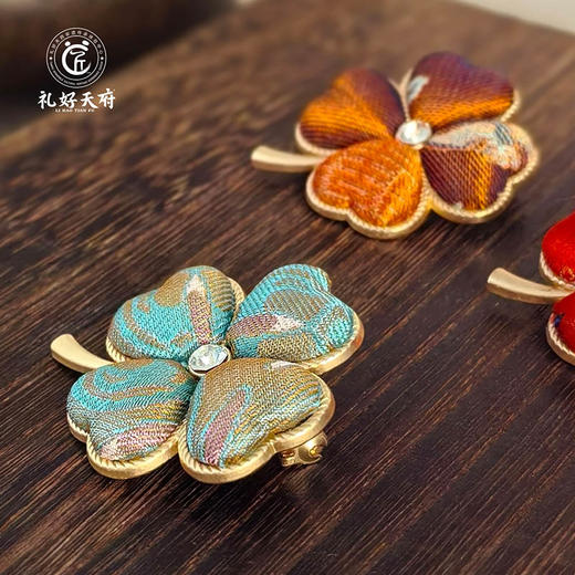 【蜀锦饰品：胸针】礼好天府非遗蜀锦胸针挂件 四叶玲珑/玲珑锦马多款可选 刺绣国风配饰 中国特色礼品 传统手工马年日常百搭穿搭饰品伴手礼 商品图6