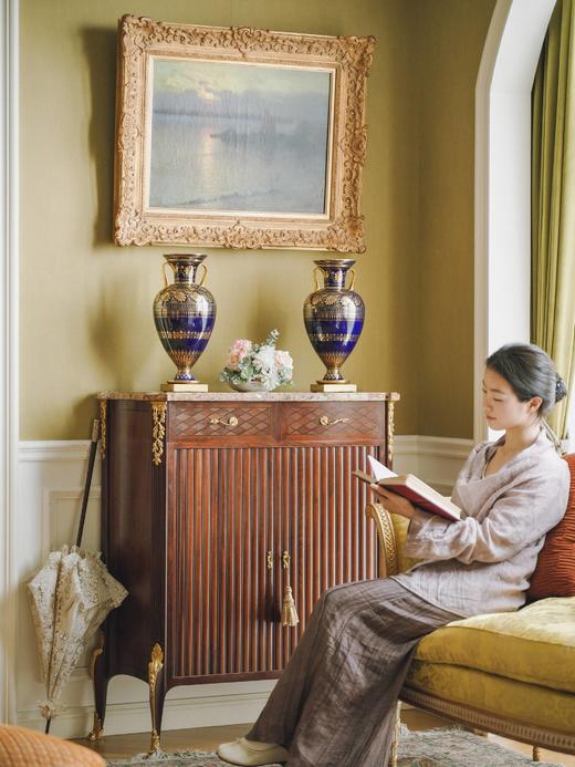 独角鹿西洋古董1845年法国御窑塞弗尔签名出品手绘描金棕榈叶纹主题双耳方底座伊特鲁利亚对瓶 商品图1