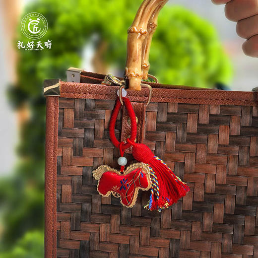 【蜀锦挂件：锦马呈祥】礼好天府非遗蜀锦饰品挂件 多款可选 刺绣国风配饰车挂挂件 中国特色礼品 传统手工马年挂件挂饰伴手礼 商品图1