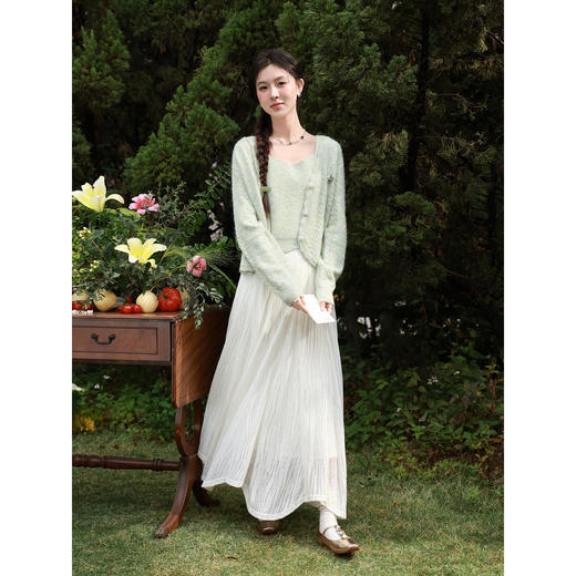 鹿向南「绿森花间」豆绿色针织吊带背心女春新款别致叠穿打底上衣 商品图2