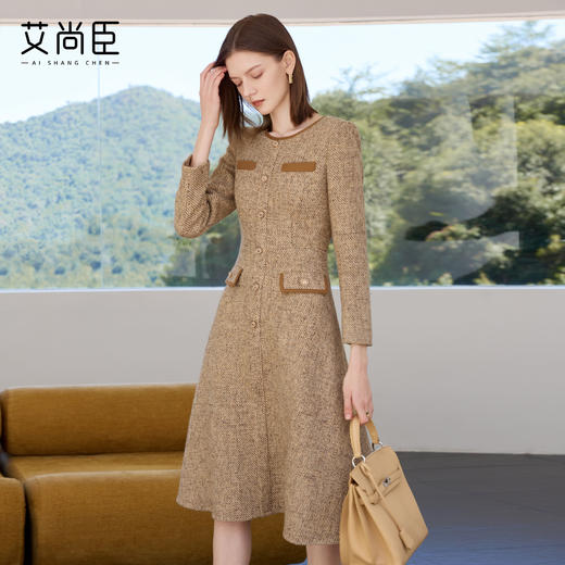 艾尚臣卡其色连衣裙女2026新款圆领长袖裙子小香风羊毛气质西装裙 商品图1