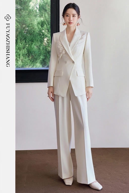 FUYAO扶摇直上 白色西装套装女春季花卉浮雕纹理西服老钱风两件套 商品图5