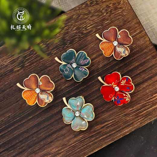 【蜀锦饰品：胸针】礼好天府非遗蜀锦胸针挂件 四叶玲珑/玲珑锦马多款可选 刺绣国风配饰 中国特色礼品 传统手工马年日常百搭穿搭饰品伴手礼 商品图1