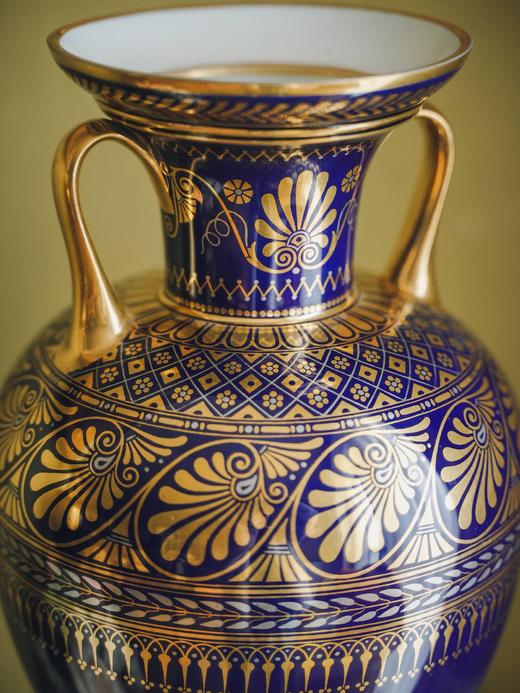 独角鹿西洋古董1845年法国御窑塞弗尔签名出品手绘描金棕榈叶纹主题双耳方底座伊特鲁利亚对瓶 商品图4