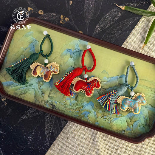 【蜀锦挂件：锦马呈祥】礼好天府非遗蜀锦饰品挂件 多款可选 刺绣国风配饰车挂挂件 中国特色礼品 传统手工马年挂件挂饰伴手礼 商品图7