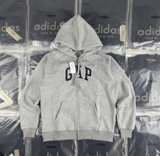 原单正品 GAP logo抓绒贴布绣连帽衫卫衣，男女同款，内里薄绒 胸前刺绣logo设计，经典百搭款！
黑 灰两色 尺码S - XL 版型宽松 商品图3