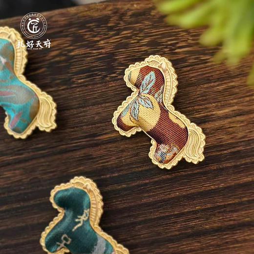 【蜀锦饰品：胸针】礼好天府非遗蜀锦胸针挂件 四叶玲珑/玲珑锦马多款可选 刺绣国风配饰 中国特色礼品 传统手工马年日常百搭穿搭饰品伴手礼 商品图5