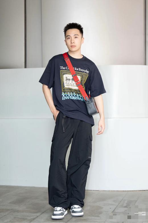 点此购买 蔻驰春夏季男女款短袖T恤合集 ye 340855 商品图11