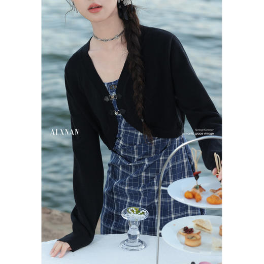 鹿向南「布鲁士蓝色」黑色叠穿长袖毛针织衫时尚高级短款上衣女春 商品图3