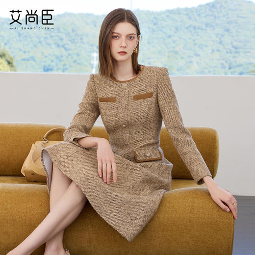 艾尚臣卡其色连衣裙女2026新款圆领长袖裙子小香风羊毛气质西装裙 商品图0