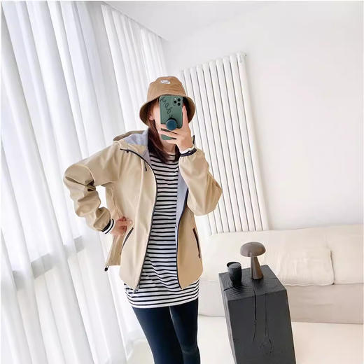 【新春福利，无退换】户休轻量防水闲连帽冲锋衣！2026女款登山服百搭卡其色夹克上衣！ 商品图1
