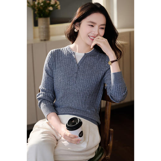 「雾灰假两件针织衫」坑条肌理 显瘦有层次 羊毛材质软糯舒适 米思阳2026年春季新款休闲慵懒风假两件针织衫上衣女1084 商品图2