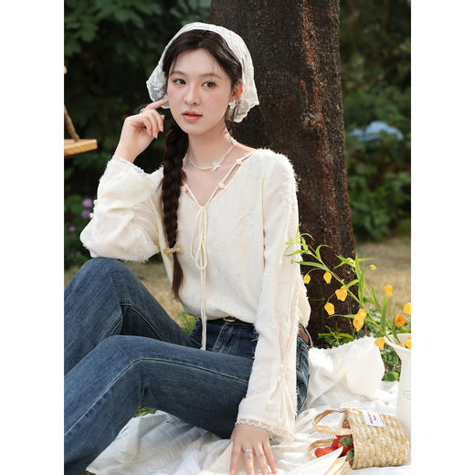 鹿向南「栖花叙风」法式气质V领杏色长袖衬衫女春新款巨好看上衣 商品图0