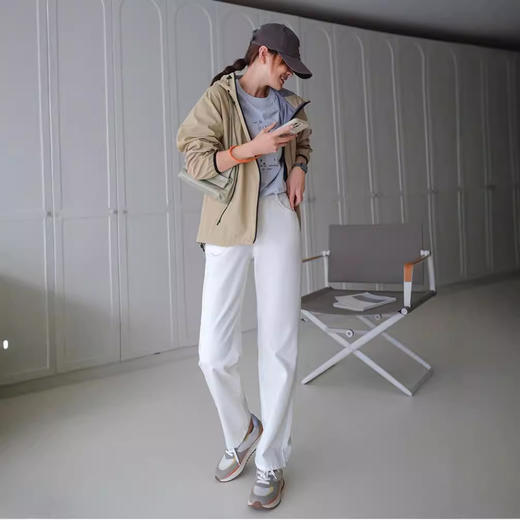 【新春福利，无退换】户休轻量防水闲连帽冲锋衣！2026女款登山服百搭卡其色夹克上衣！ 商品图2