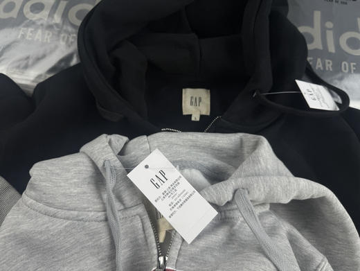 原单正品 GAP logo抓绒贴布绣连帽衫卫衣，男女同款，内里薄绒 胸前刺绣logo设计，经典百搭款！
黑 灰两色 尺码S - XL 版型宽松 商品图5