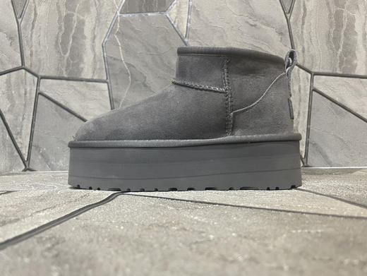 春季特惠💰350 UGG mini 三层底 5cm厚 经典的ultra mini鞋型 商品图0