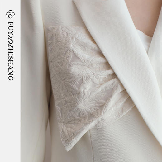 FUYAO扶摇直上 白色西装套装女春季花卉浮雕纹理西服老钱风两件套 商品图2