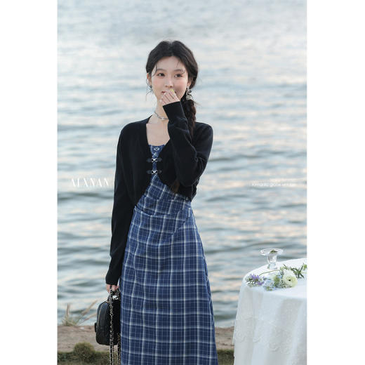 鹿向南「布鲁士蓝色」黑色叠穿长袖毛针织衫时尚高级短款上衣女春 商品图2