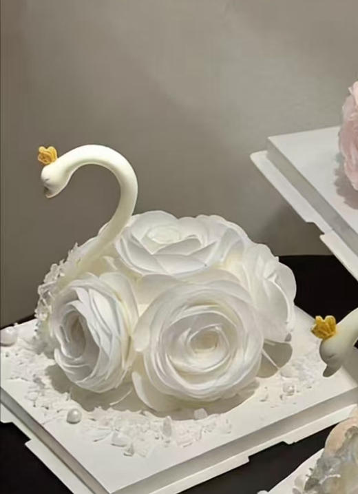 天鹅糯米纸花生日蛋糕 商品图0