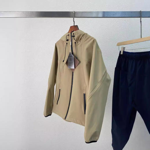 【新春福利，无退换】户休轻量防水闲连帽冲锋衣！2026女款登山服百搭卡其色夹克上衣！ 商品图0