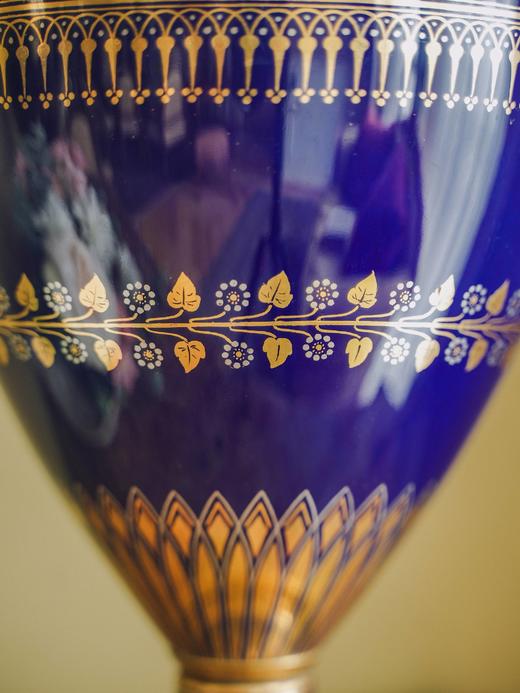 独角鹿西洋古董1845年法国御窑塞弗尔签名出品手绘描金棕榈叶纹主题双耳方底座伊特鲁利亚对瓶 商品图6