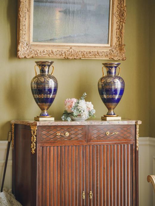 独角鹿西洋古董1845年法国御窑塞弗尔签名出品手绘描金棕榈叶纹主题双耳方底座伊特鲁利亚对瓶 商品图0