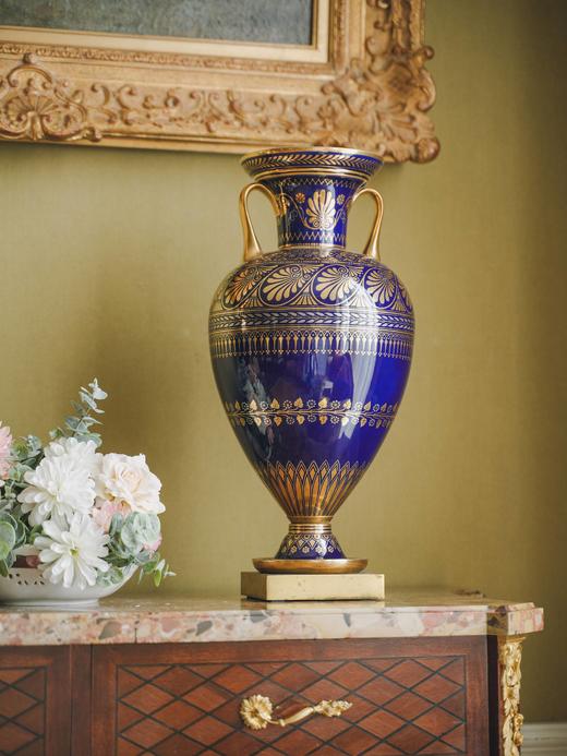 独角鹿西洋古董1845年法国御窑塞弗尔签名出品手绘描金棕榈叶纹主题双耳方底座伊特鲁利亚对瓶 商品图3