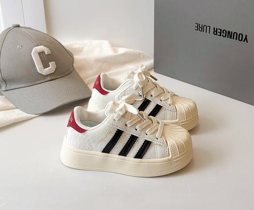 😉开学季必备高品质经典小白鞋！2026春季新款儿童高品质高颜值大牌风 🌸【岁愿大牌风开学季儿童贝壳头小白鞋X149】--爆火 开学封神小白鞋 商品图3