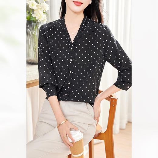 KQ-2026春新款桑蚕丝开衫波点简约设计感女士V字领长袖通勤外搭衬衫 商品图1