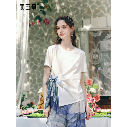 两三事 背影季风 2026春季新款休闲印花绑带白色短袖t恤女 商品图0