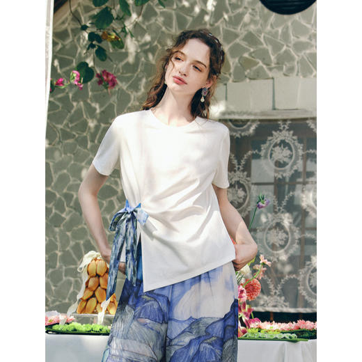 两三事 背影季风 2026春季新款休闲印花绑带白色短袖t恤女 商品图1