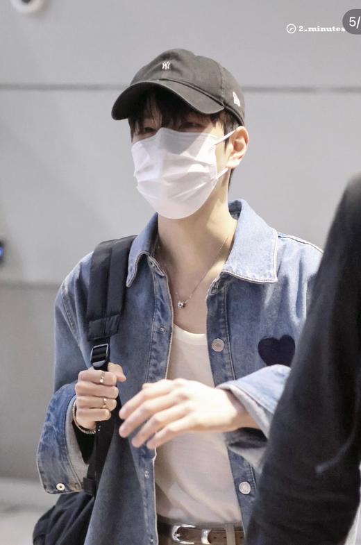 一店k （客供水洗牛仔面料！）一上身就爱爆了！牛仔控的新宠！做旧的牛仔蓝 复古又有腔调！随随便便一个下衣失踪就很好看！谁穿谁好看 真的很难不爱！明星同款 早春情侣牛仔蓝爱心衬衫外套 商品图11