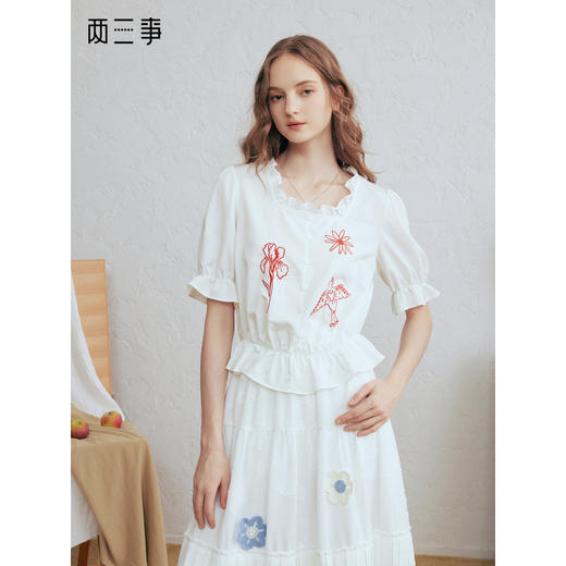 两三事 未寄诗篇 2026春季新款小清新木耳边方领刺绣泡泡袖衬衫女 商品图0