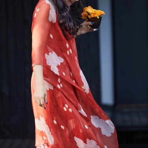 【林栖设计小店】浮云逸然|桑蚕丝优雅宽松百搭多色2026夏新款鱼子缬印花披肩1962011 商品图2