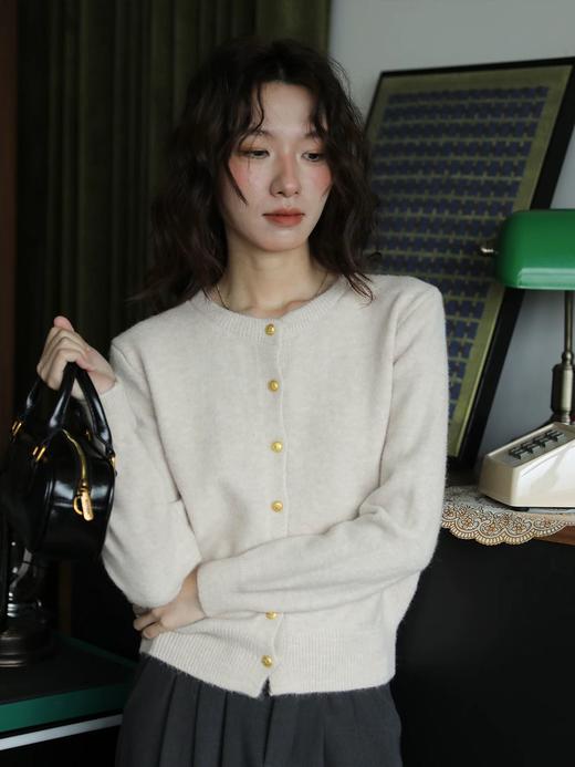 【春款纯色爆款小开衫】微宽松版型，藏肉显瘦，肩宽/微胖都能穿 软糯针织面料，透气不闷 商品图1