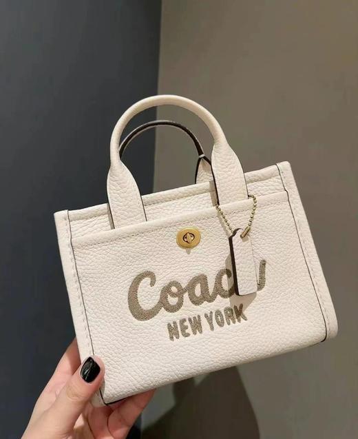 到手价1880元 Coach专柜，最新款Cargo托特超级好价 纯皮材质 尺寸: 20*15*11cm  美国代购，无中文标签，介意慎拍 商品图1
