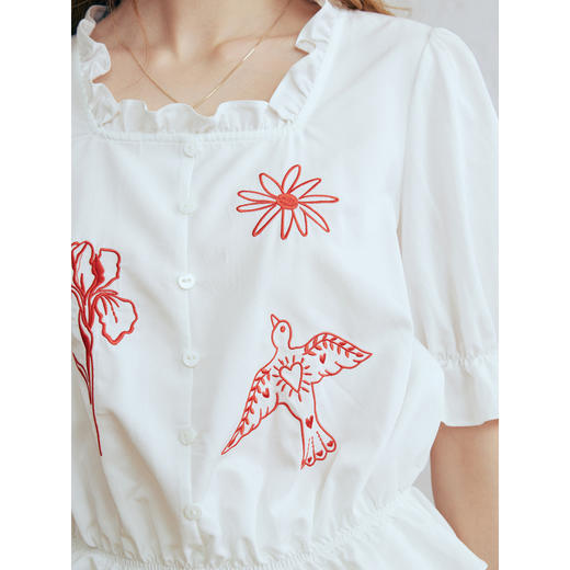 两三事 未寄诗篇 2026春季新款小清新木耳边方领刺绣泡泡袖衬衫女 商品图3