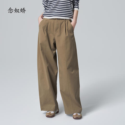 【商场同款】CNT6348 “ 零压裤 ” 轻松舒适 穿出随性腔调 弯刀裤型卡其绿色休闲裤 商品图0