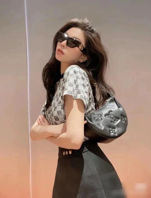 LV over the moon  黑金 牛皮 豌豆 月亮包 商品图3