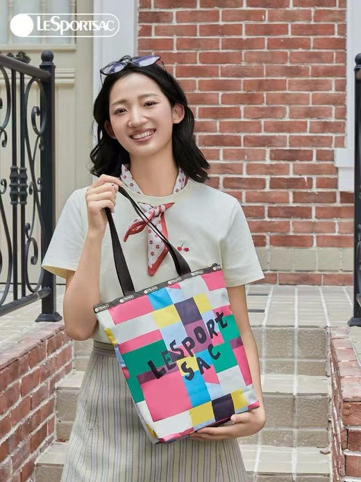 原单正品LeSportsac乐播诗X逗鸭 《100只动物》 系列托特包不规则手绘彩色格子
尺寸：上口33cm 下口24cm 高35cm 底宽 10cm 商品图11