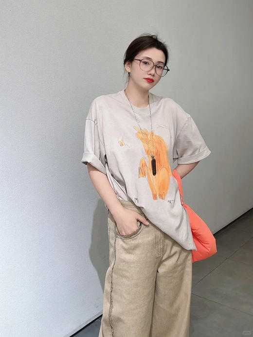童趣生肖小马浅米灰T恤 手绘小马驹 领口服帖不卷边 下摆自然垂坠 细密的棉质肌理 手感细腻 商品图0