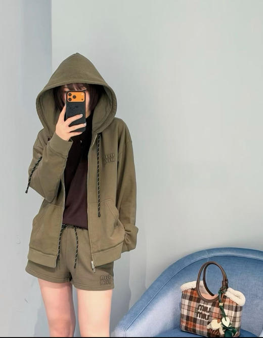 缪缪 最新 橄榄绿连帽拉链衫（MM） 商品图1